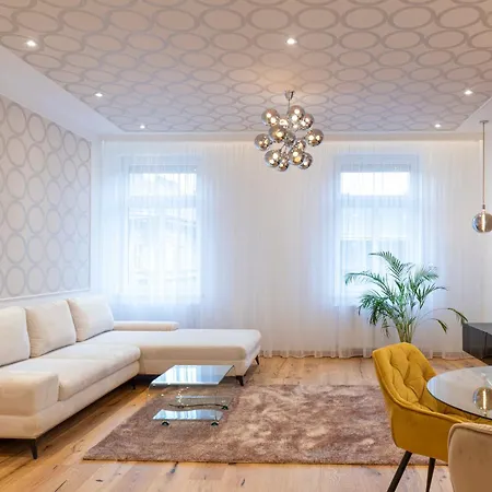 Oktogon Luxury شقة